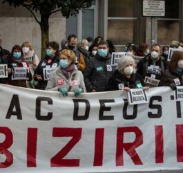 Pancarta con manifestantes detrás, Movimientos ciudadanos: Deusto, Bilbo