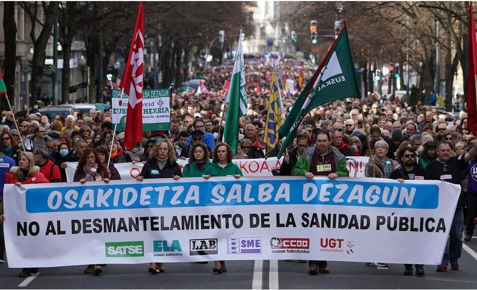 Miles de personas se manifiestan por la Sanidad Pública en las capitales vascas